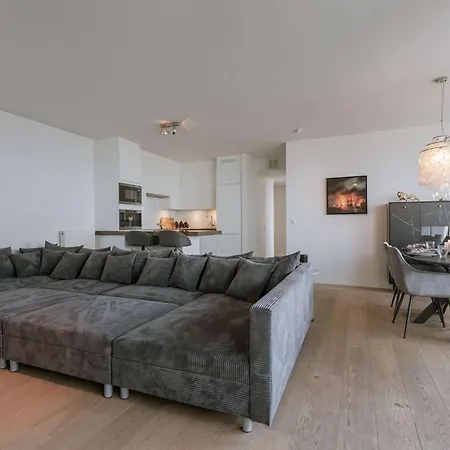 Modern With Views & 2 Bedrooms 아파트