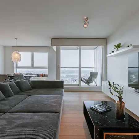 Modern With Views & 2 Bedrooms *