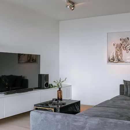 Modern With Views & 2 Bedrooms דירה אנטוורפן